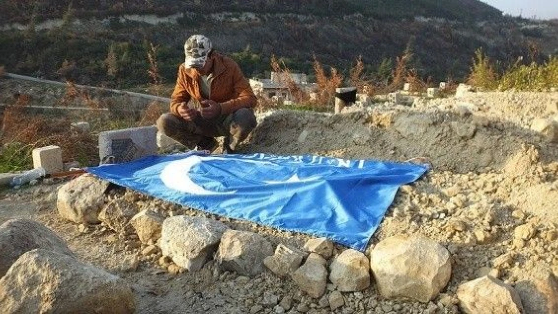 Taşıdığı bayrak kabrine serildi