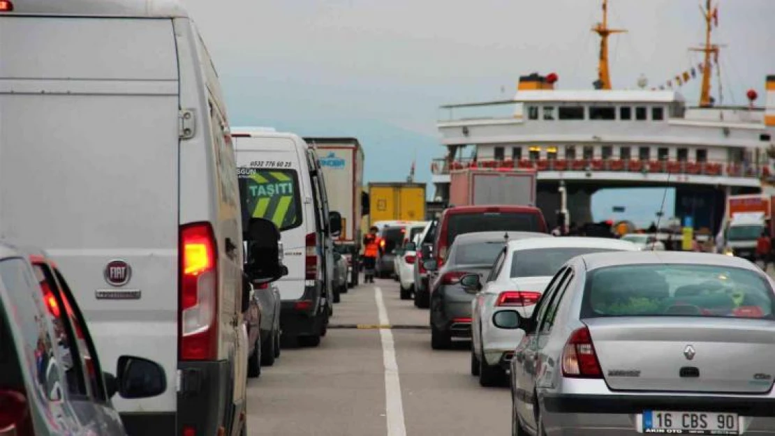 Tatilciler dönüş yolunda feribotlarda yoğunluk oluşturdu