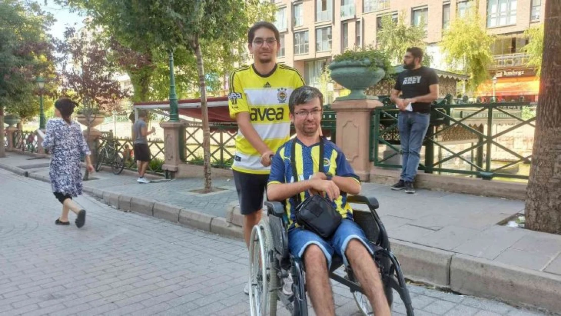 Tekerlekli sandalye ile Fenerbahçe için 350 kilometre uzaktan geldi