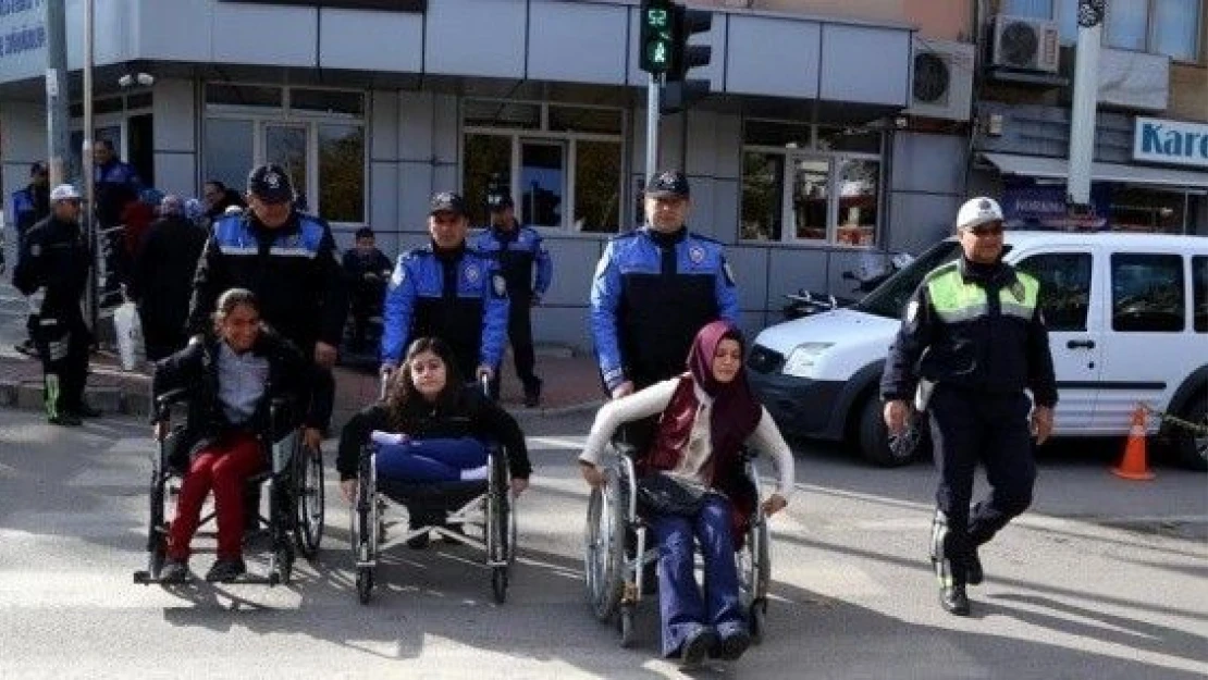 Tekerlekli sandalye ile ilk kez trafiğe çıktılar
