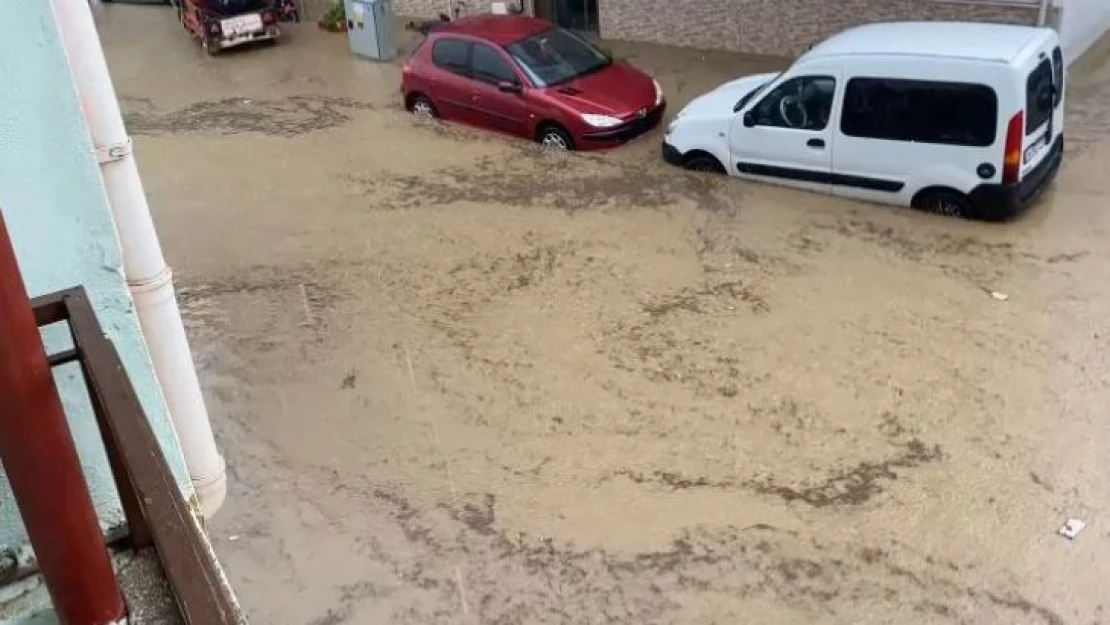 Tekirdağ'da dolu ve sağanak sonrası sokakları su bastı