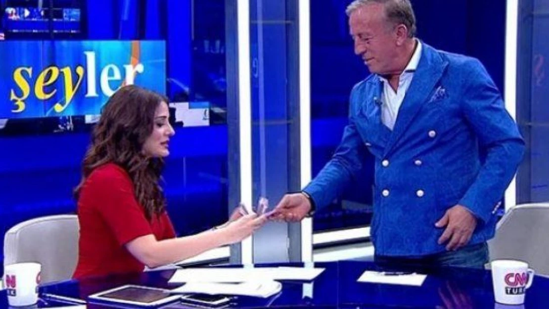 TV'de utanç verici görüntüler! Ali Ağaoğlu'nun cebindeki paraları saydılar