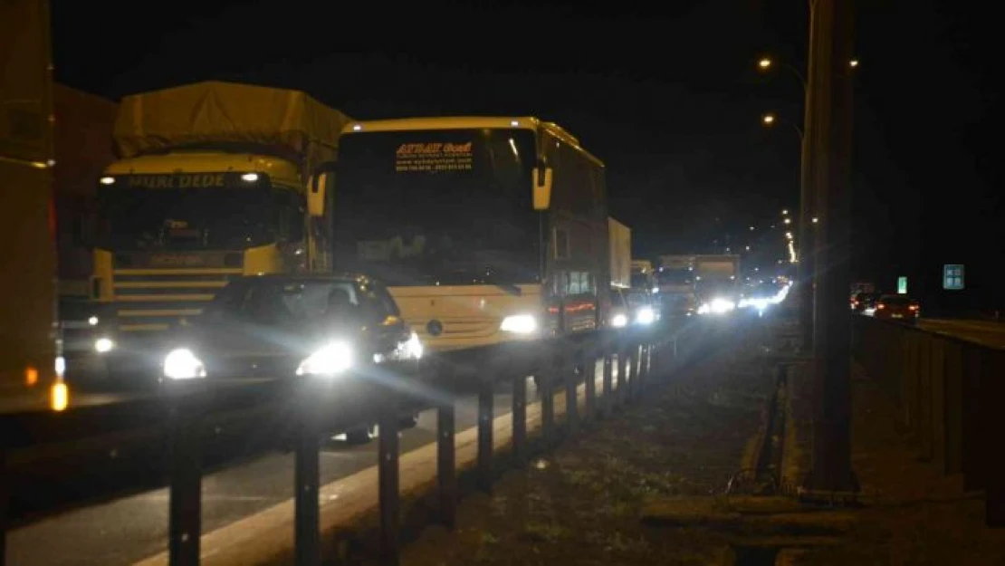 TEM'de iki tır kazaya karıştı, yol trafiğe kapandı