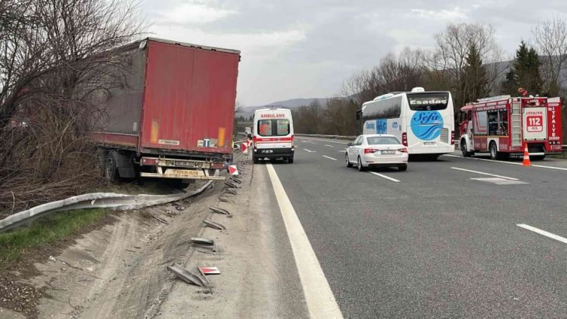 TEM otoyolunda tır refüje çıktı: 1 yaralı