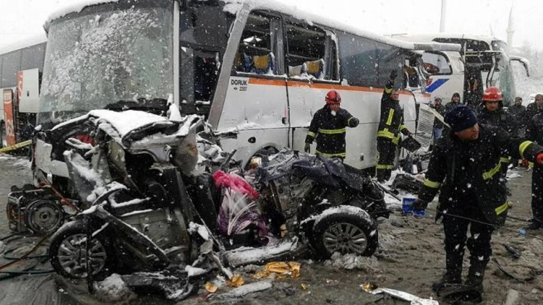 TEM Otoyolunda zincirleme kaza: 1 ölü, 20 yaralı