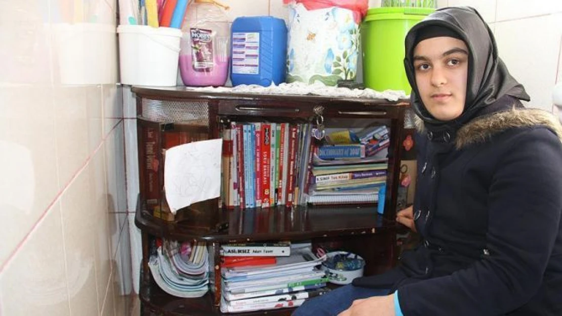 TEOG birincisi Şemdinlili Sidem'in kitapları banyodaki dolapta