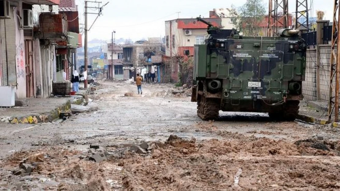 Teröristler etek giyip örtünerek kaçarken yakalandı