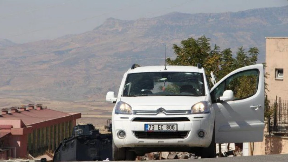 Kızının yanında otomobili taranan polis şehit oldu