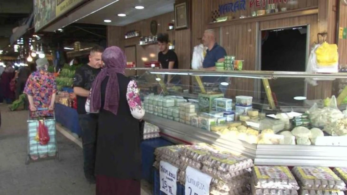 Tezgahın önünde bulduğu içi para dolu cüzdanı polise teslim etti