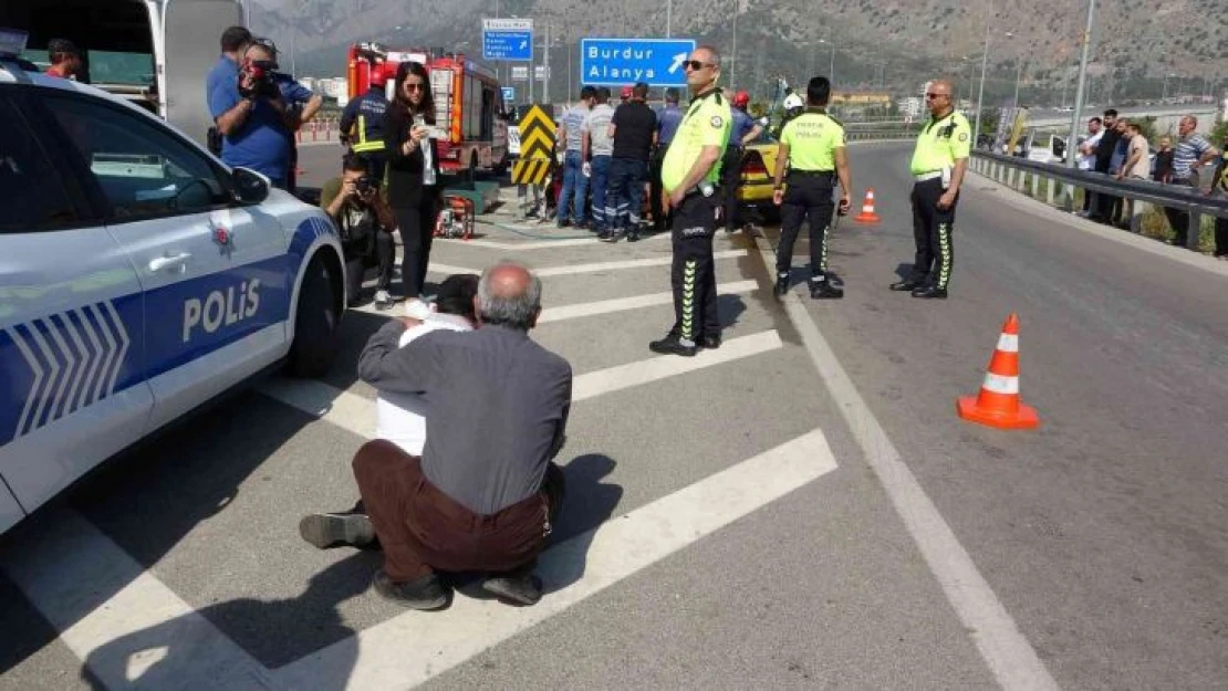 Ticari taksi ortadan ikiye bölündü, genç sürücü olay yerinde hayatını kaybetti