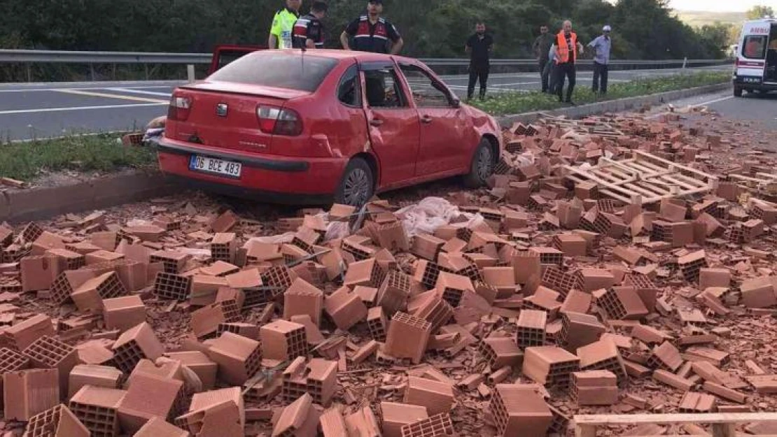 Tır dorsesindeki tuğlalar otomobilin üzerine düştü: 3 yaralı