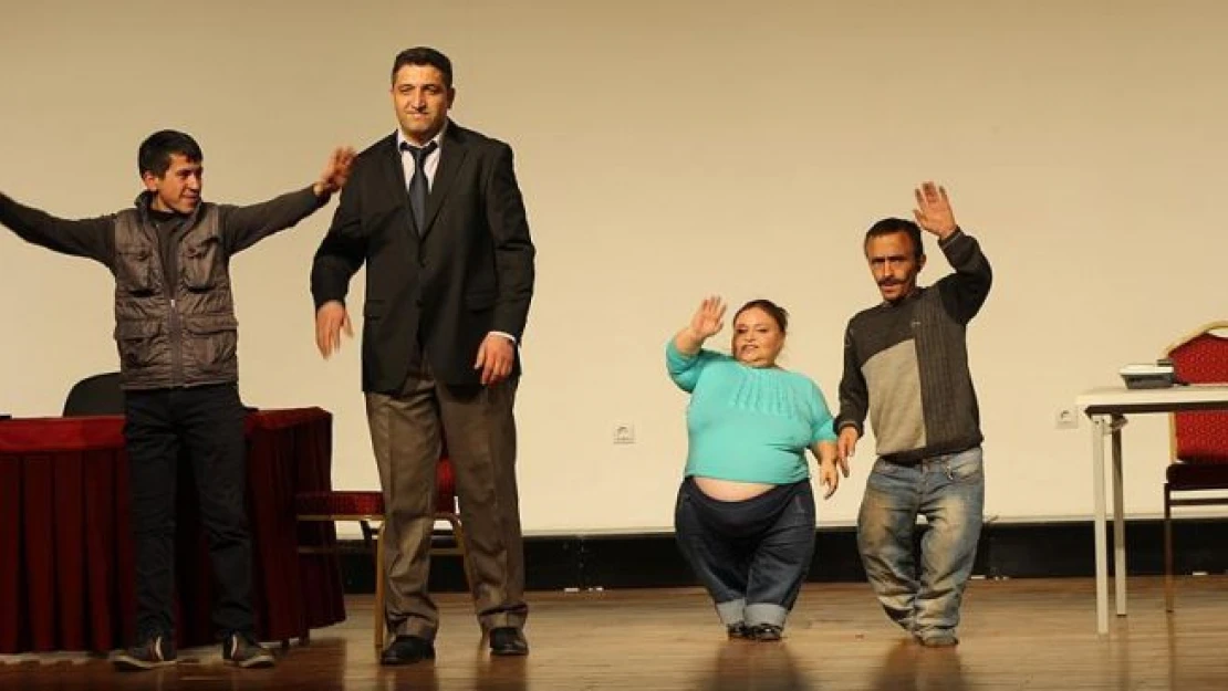 Tiyatroyla 'engelini' aşarak aile geçimini sağlıyor