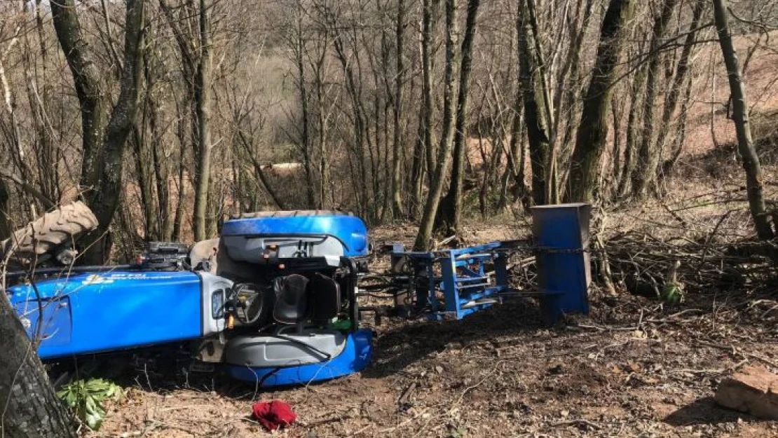 Tomruk çeken traktör devrildi, sürücü ağır yaralandı