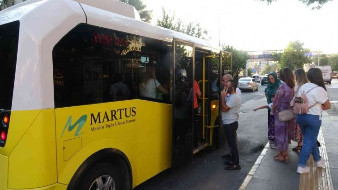 Toplu taşıma sürücüleri kapıyı açık bırakarak tehlike saçıyor