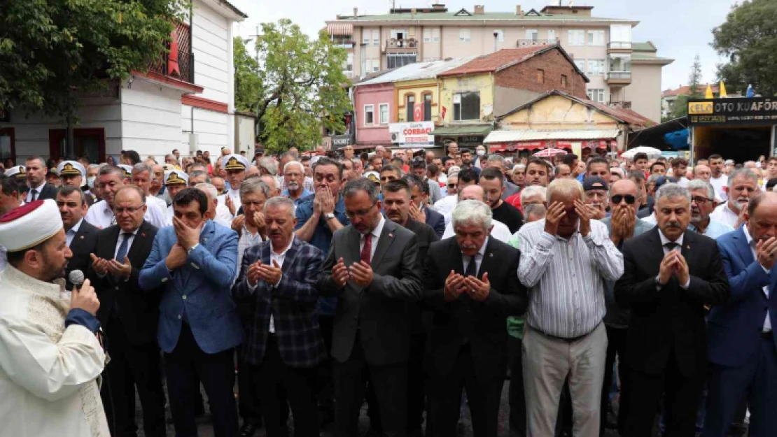 Törende fenalaşan Kaçmaz son yolculuğuna uğurlandı