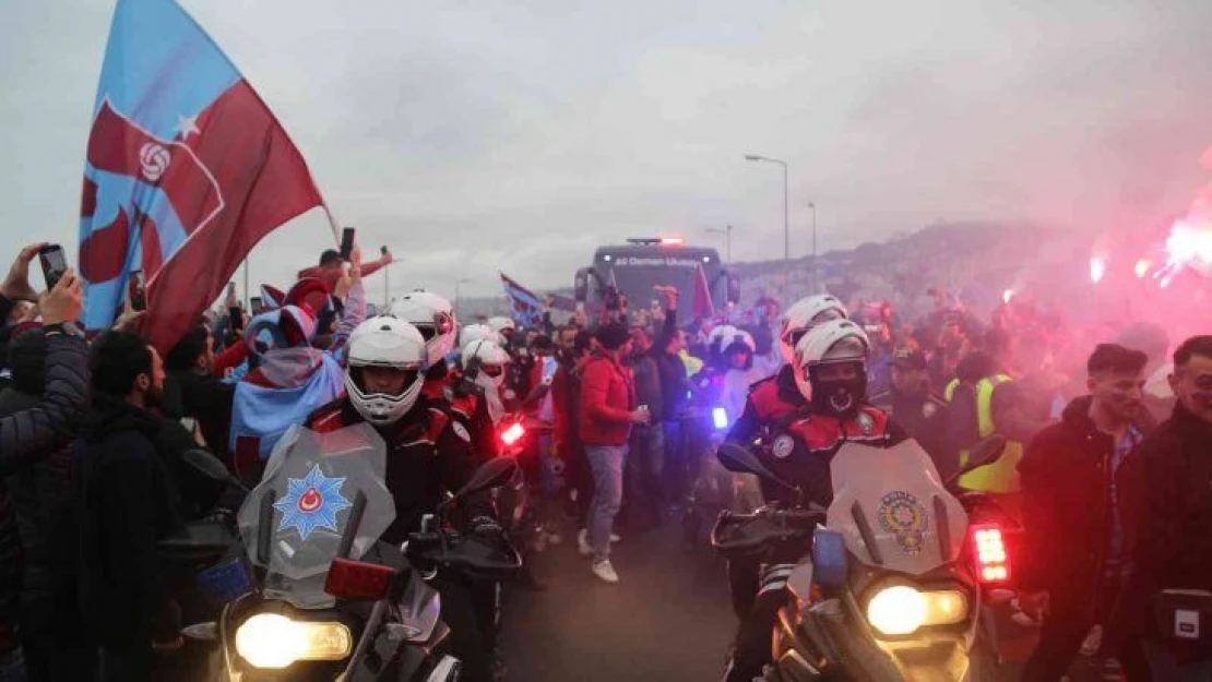 Trabzonspor kafilesi, yoğun sevgi gösterileri arasında stada ulaştı