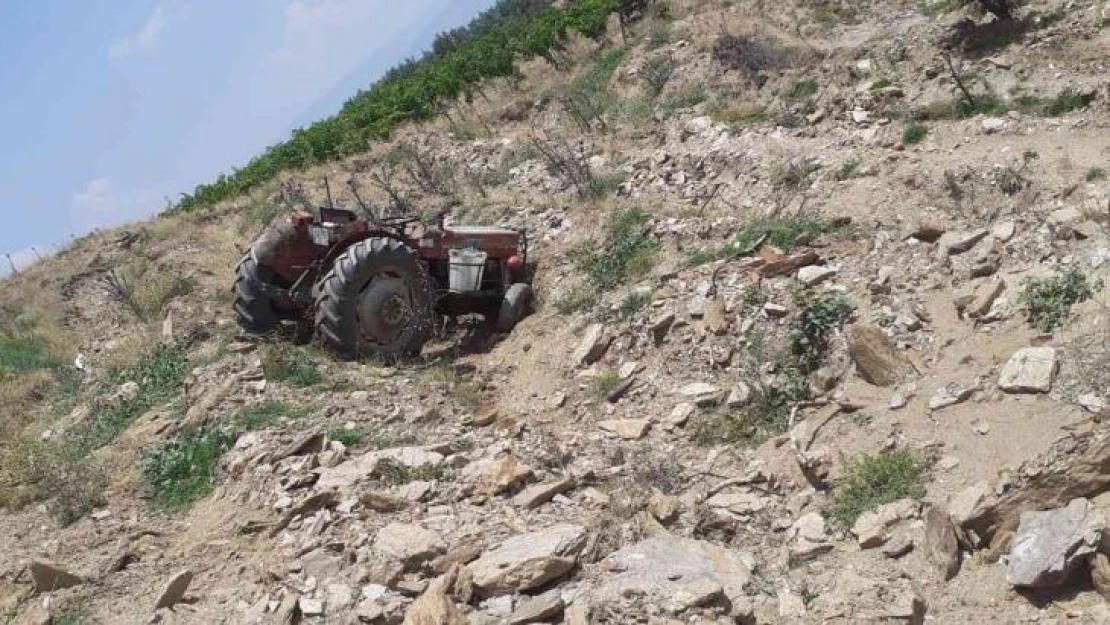 Traktörü döndürmek isterken şarampole devrildi