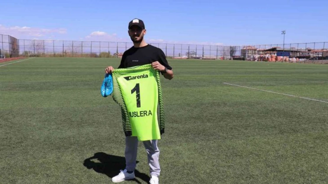 Tümör nedeniyle futbolu bıraktı, Muslera formasını kanser hastaları için satışa çıkarttı