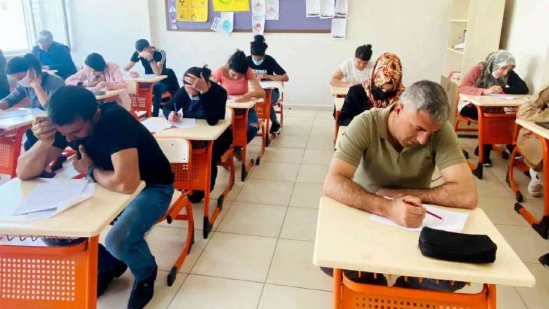 Tunceli'de kitap okuma yarışmasına katılan veliler sınava girdi