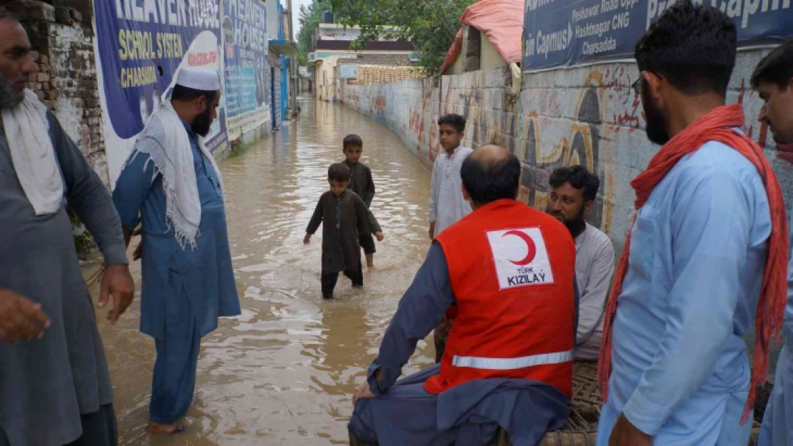 Türk Kızılay Pakistan'da gıda yardımlarına devam ediyor