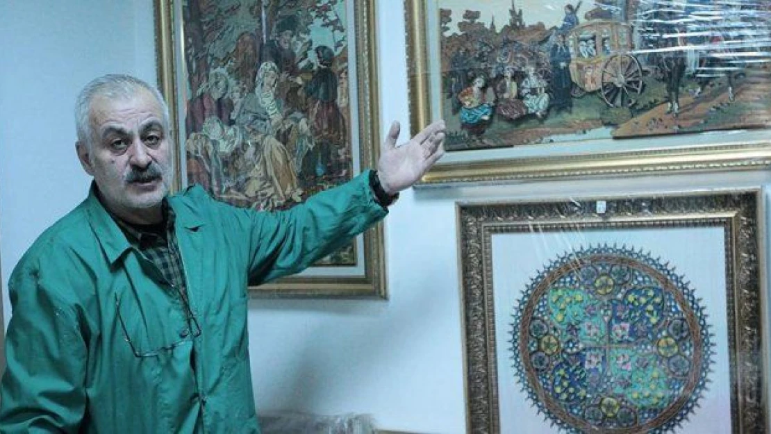 Üç boyutlu ahşap kabartma tablolar' yapıyor