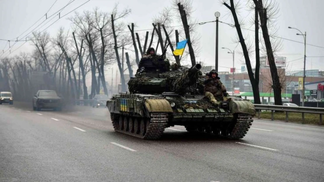 Ukrayna'da halk cepheden dönen tankları sevgiyle karşıladı