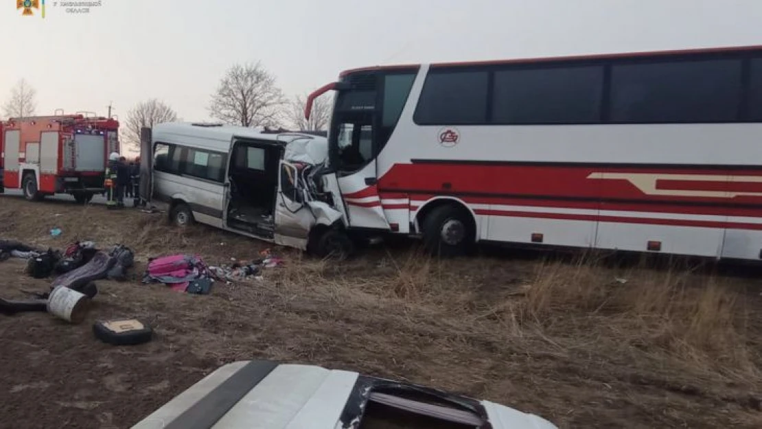 Ukrayna'da tahliye araçları çarpıştı: 7 ölü, 9 yaralı