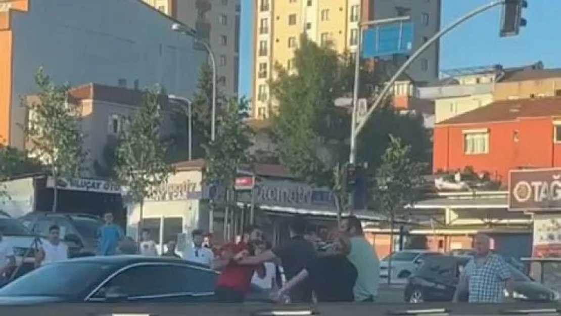 Ümraniye'de yol verme kavgasında birbirine girdiler