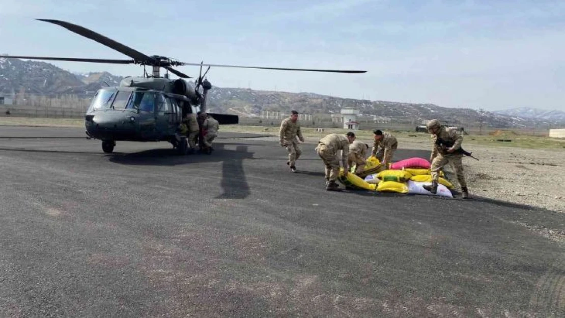 Üreticinin imdadına jandarma yetişti, yemler helikopter ile ulaştırıldı