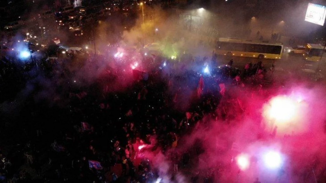 Üsküdar'da bordo-mavili taraftarların 38 yıl sonra gelen şampiyonluk sevinci