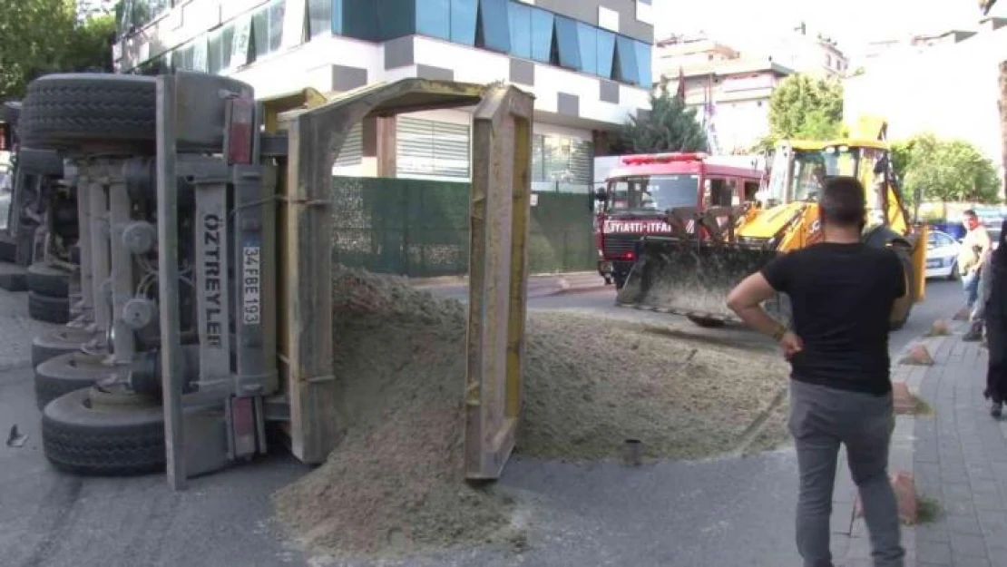 Üsküdar'da hafriyat yüklü tır devrildi: 3 araç hasar gördü