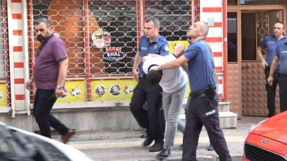 Üvey annesini darp edip kendini eve kilitleyen genci polis gözaltına aldı