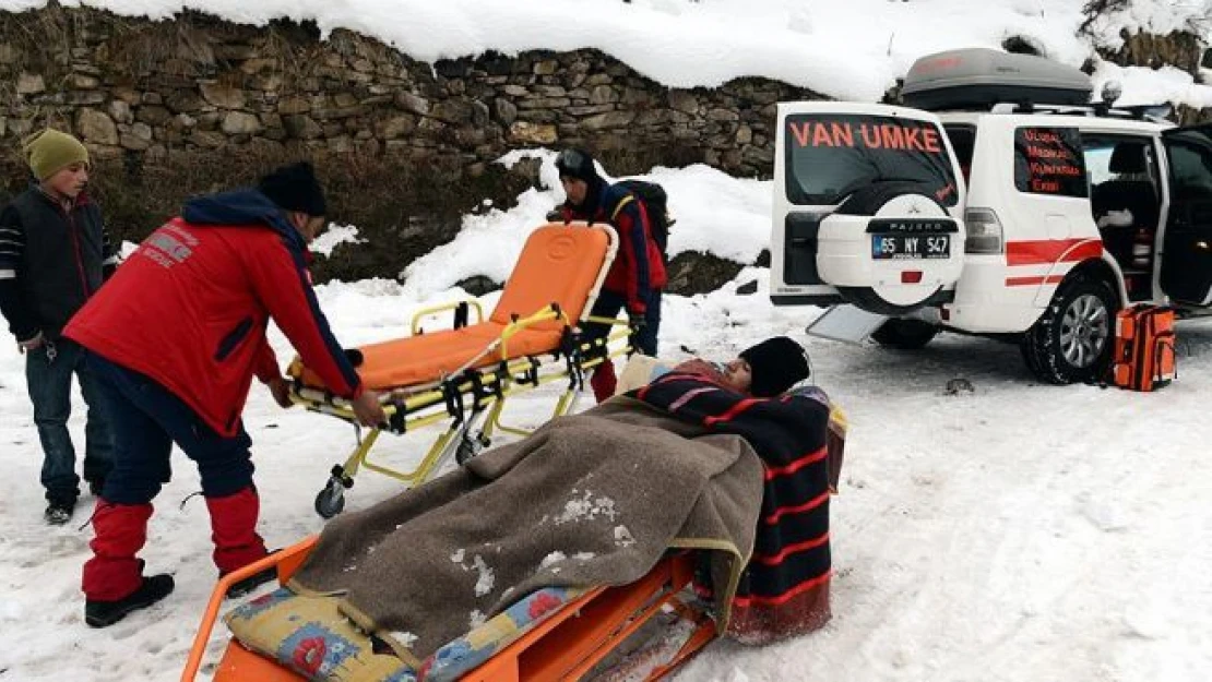 Üzerine sıcak su dökülen çocuğu hastaneye ulaştırmak için uğraştılar