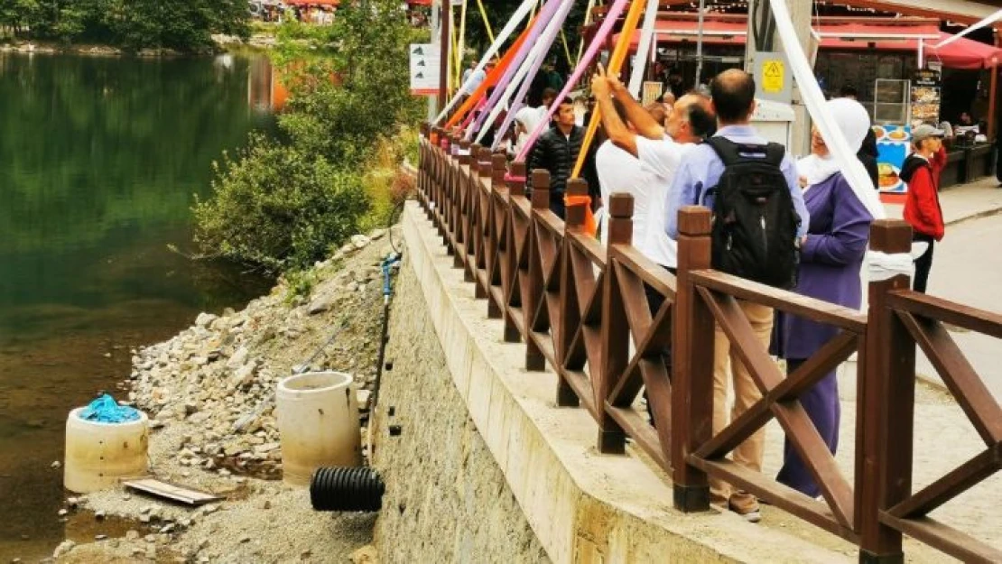 Uzungöl kenarına dökülen moloz yığını kötü görüntü oluşturuyor