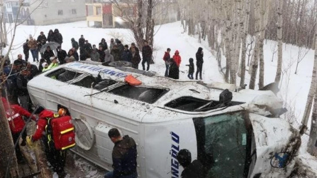 Van'da yolcu minibüsü devrildi: 14 yaralı