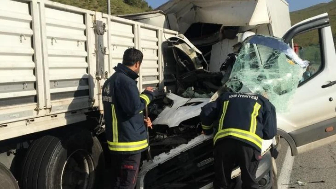 Van'da zincirleme trafik kazası: 1 ölü, 4 ağır yaralı