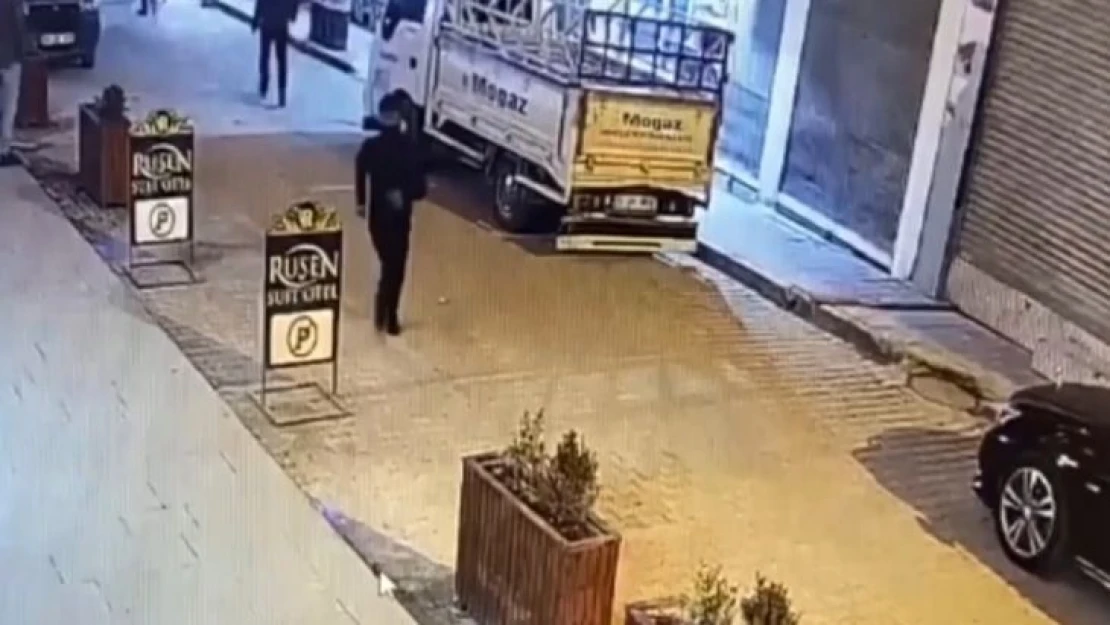 Van'daki kapkaç ve hırsızlık olayı kameralara takıldı