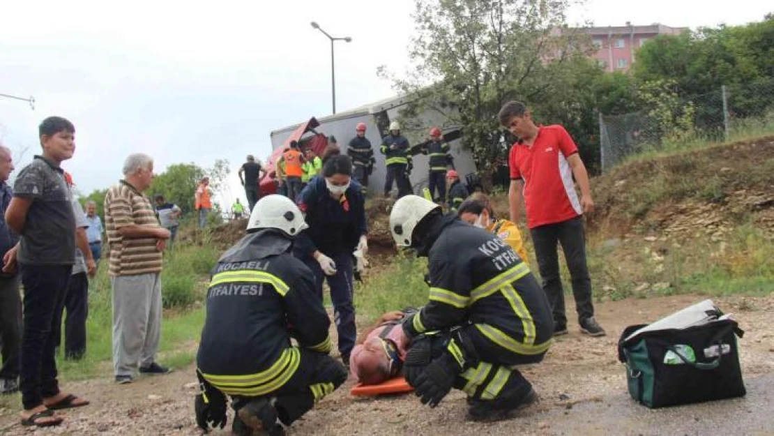 Yağış kazayı beraberinde getirdi, TEM'de tır ağaçlık alana girdi: 1 yaralı