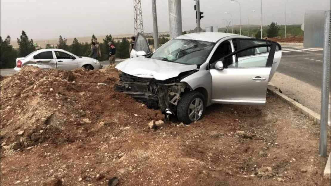 Yağmurda kayganlaşan yol kazayı beraberinde getirdi: 3 yaralı