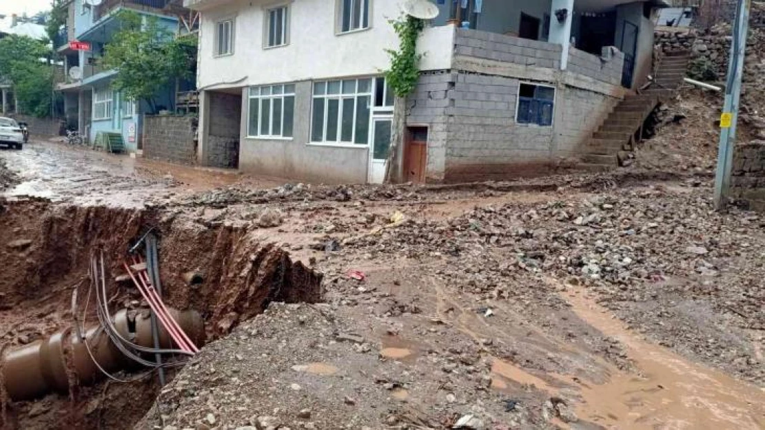 Yahyalı'da sağanak sele ve heyelana neden oldu