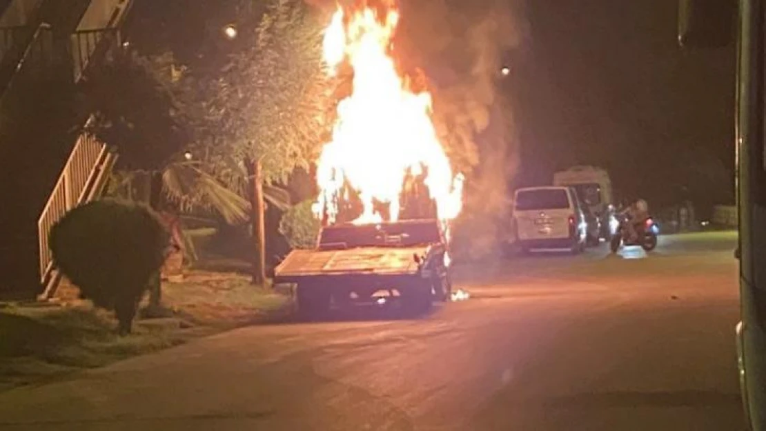 Yalova'da oto çekici alevlere teslim oldu