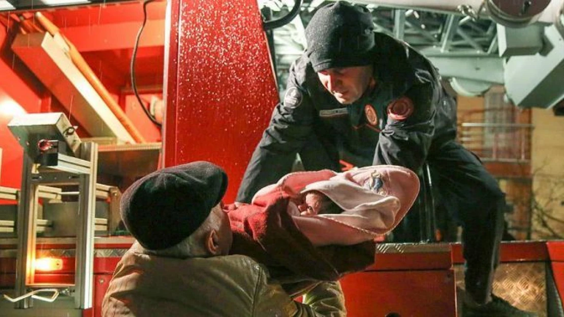 Yangında mahsur kalan vatandaşlar tahliye edildi