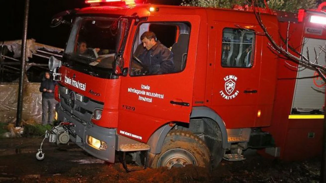 Yardıma giden itfaiye de çamura saplandı