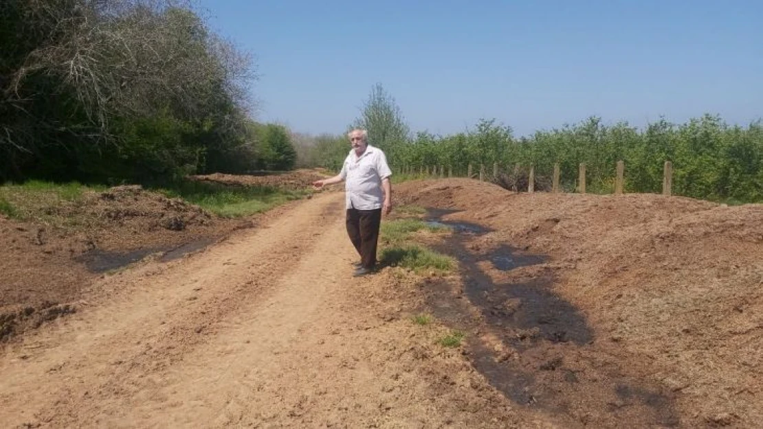 Yıllardır yol kenarına dökülen gübre vatandaşın kabusu oldu