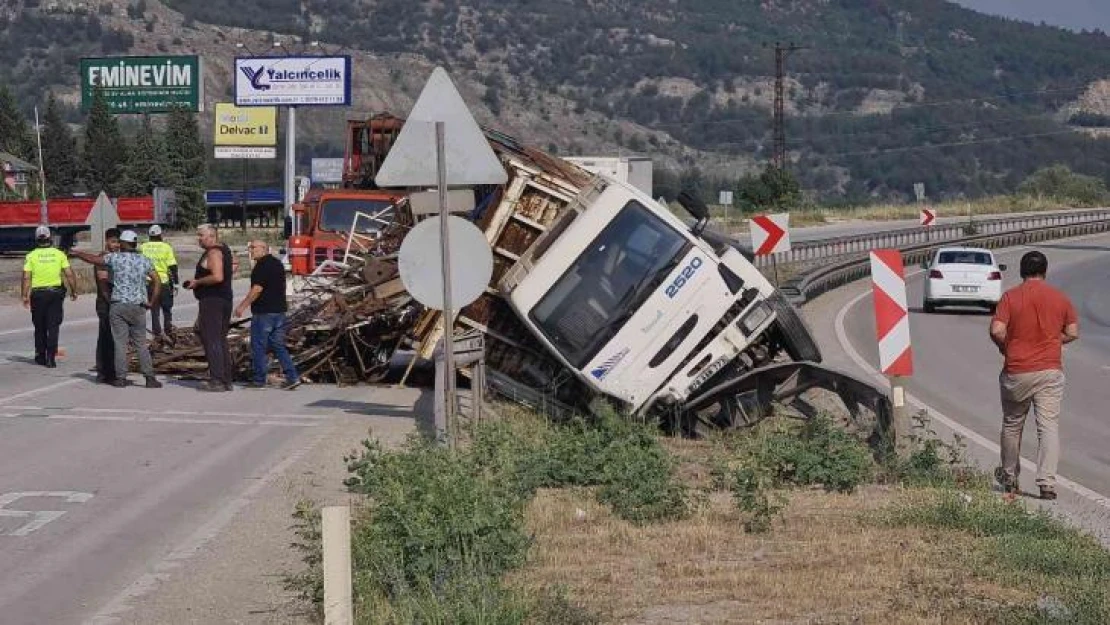 Yokuş aşağı inerken freni patlayan hurda yüklü kamyon devrildi