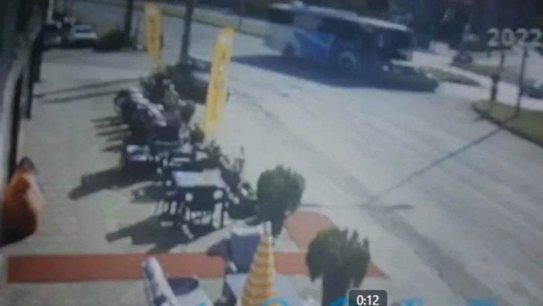 Yolcu otobüsü ile otomobil çarpıştı, kaza anı kameraya yansıdı