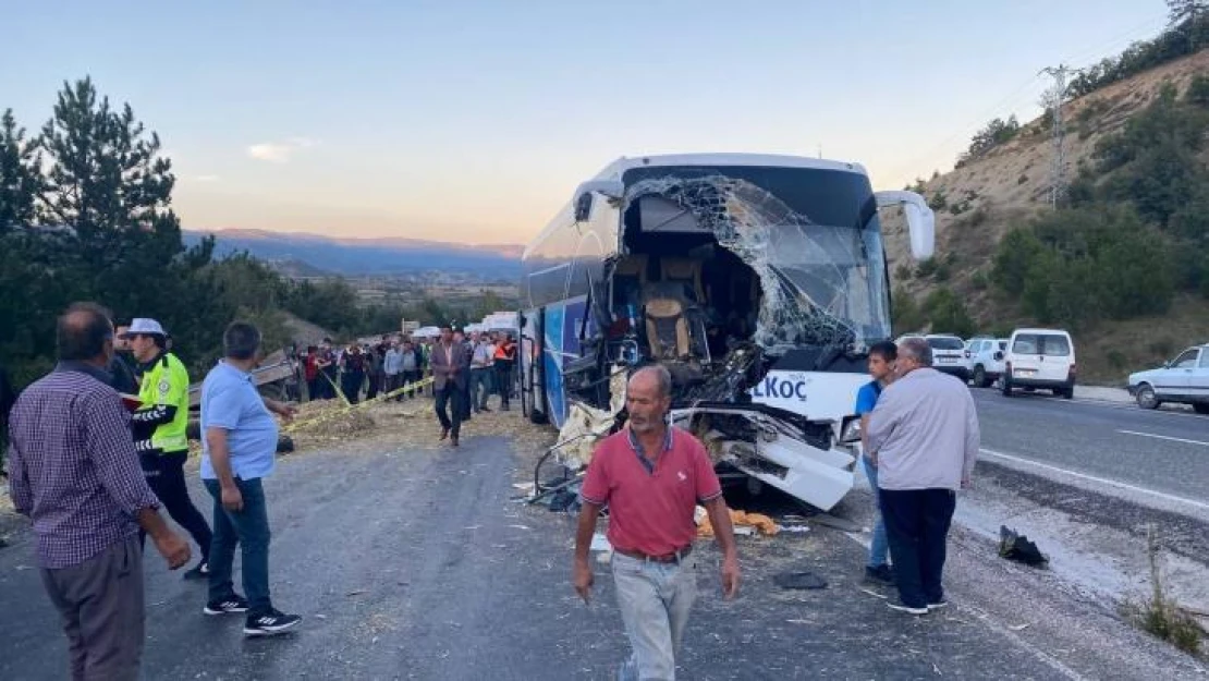 Yolcu otobüsü ile traktör çarpıştı: 1 ölü, 10 yaralı