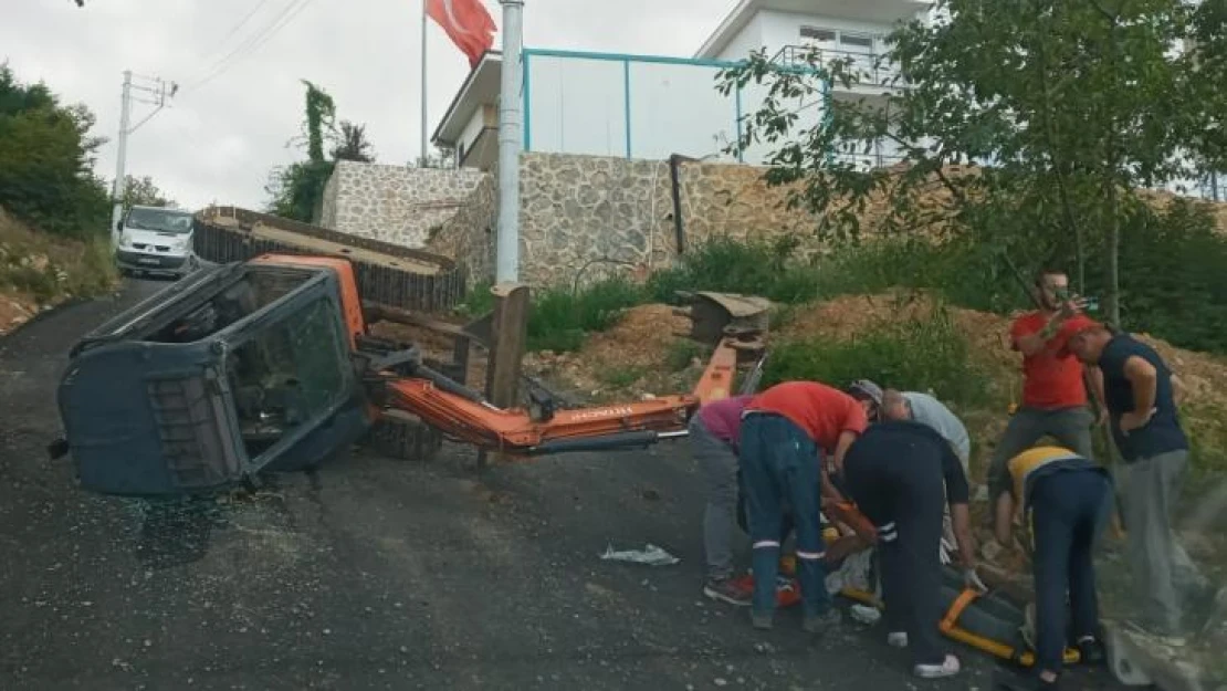 Yolda çalışma yaptığı esnada devrilen kepçenin operatörü yaralandı