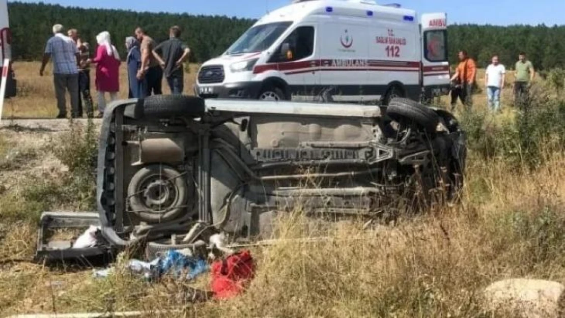 Yoldan çıkan hafif ticari araç şarampole devrildi: 3 yaralı