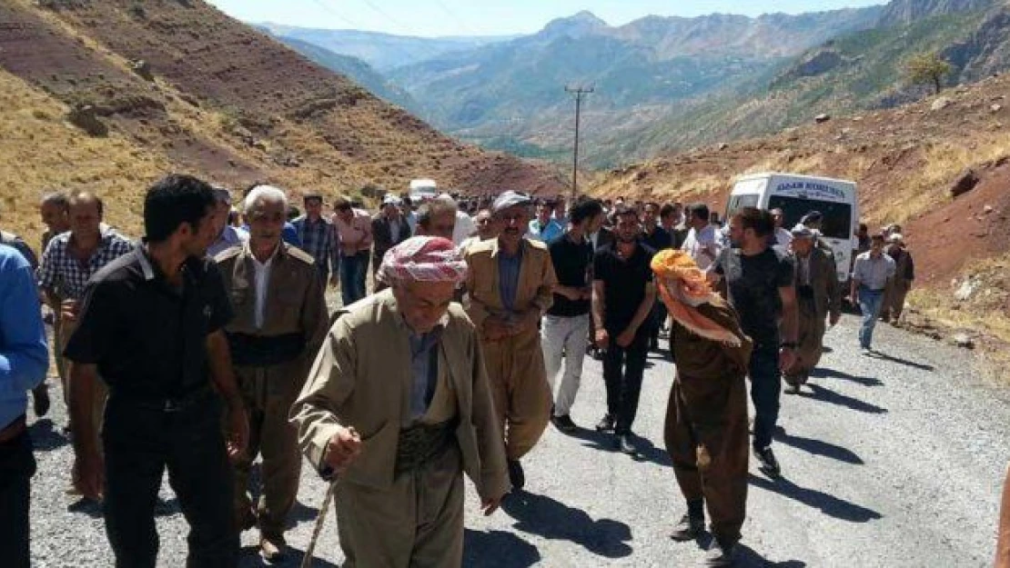 Yolu kesilen askeri PKK'dan halk korudu